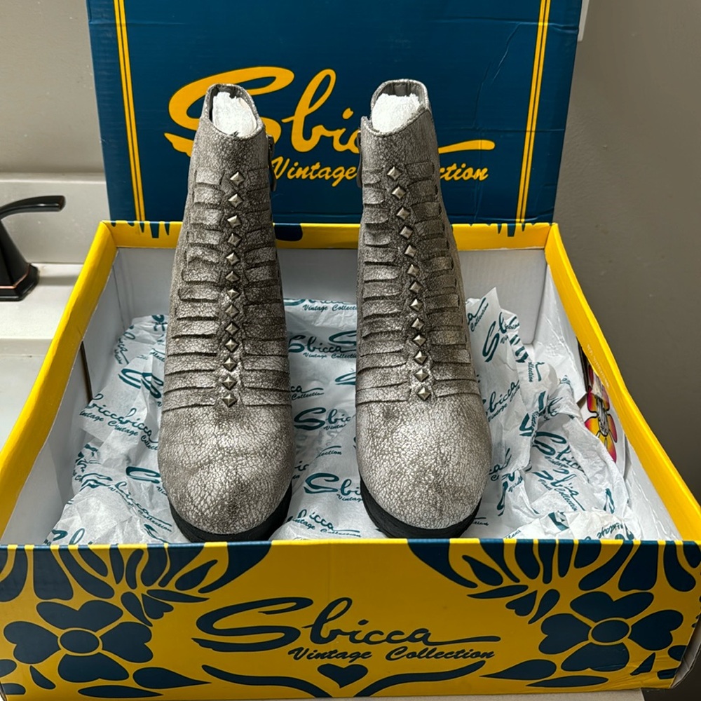 Sbicca Women’s platform boots new inbox, size 7
